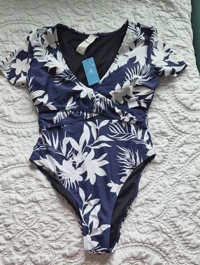 Cupshe Navy & White Tropical Floral One-Piece Swimsuit